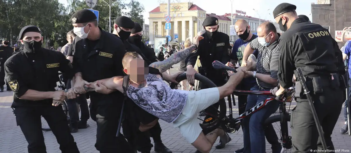 Задержание участника акции протеста в Минске, июнь 2020 года