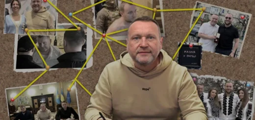 На відеозаписі із боді-камери видно, що суддя Ричка сидить на місці водія в машині, а довкола працівники поліції та їхні автомобілі. Між поліціянтами та пасажирами автомобіля Рички іде розмова щодо огляду водія на стан спʼяніння. Водій запитує поліцейських про паркування автомобіля і проїзд до дітей, але працівники поліції відповідають йому відмовою. І в один момент Ричка заводить автомобіль та намагається відʼїхати.
