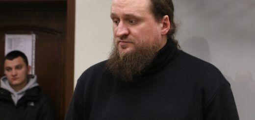 Як судили монаха московької церкви з Києво-Печерської лаври за виправдання російської агресії: «Все добре, на військові об’єкти прилетіло»
