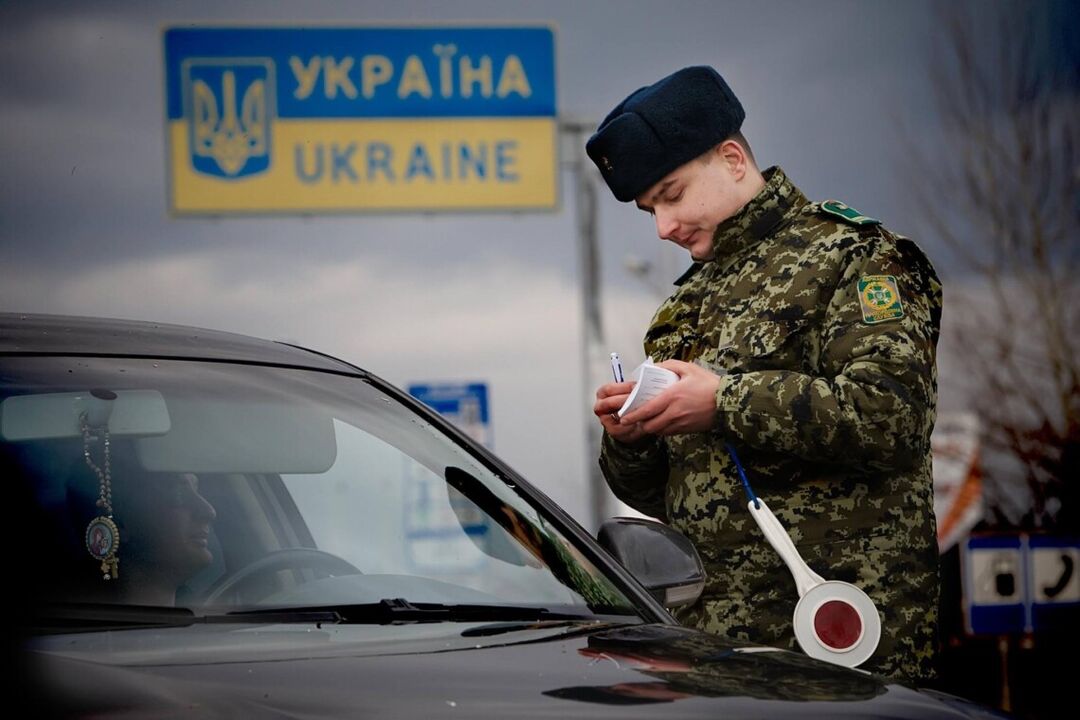 Виїзд за кордон чоловікам в теорії та на практиці.