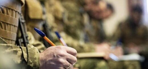 бюрократія змушує людей із відстрочкою днями сидіти в чергах