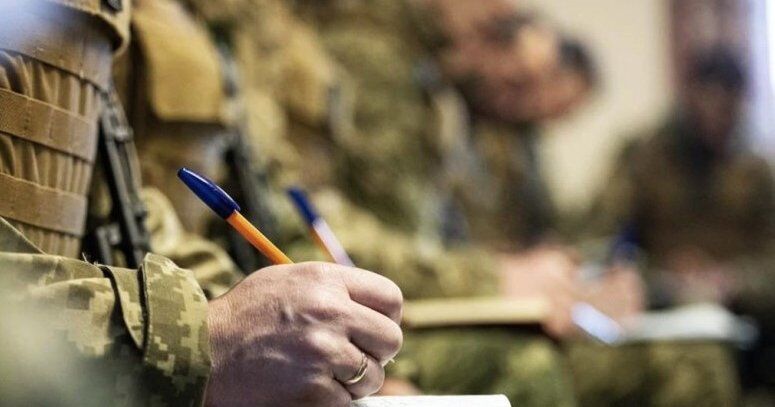 бюрократія змушує людей із відстрочкою днями сидіти в чергах