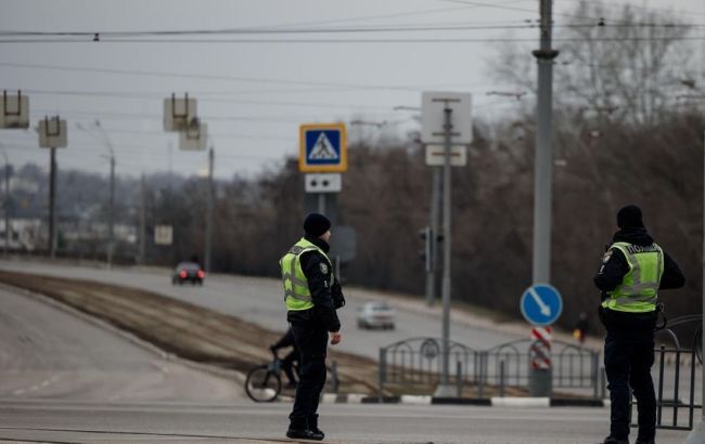 Фото: у Харкові поліція посилено працює на складних ділянках доріг