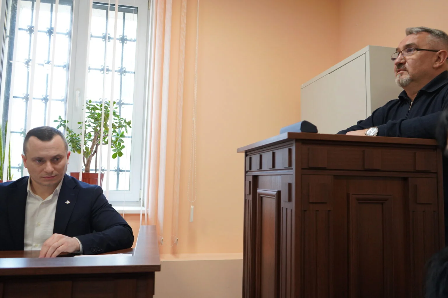 Загибель трьох людей біля зачиненого укриття у Києві: допит директора поліклініки