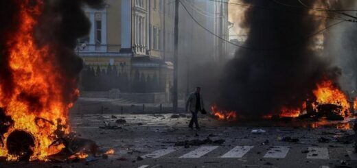 REUTERS Підпис до фото, Наслідки російського ракетного удару по Києву 10 жовтня 2022 року. З нього почалась велика операція РФ зі знищення української енергоінфраструктури що тривала всю зиму, хоча перші удари по енергетиці були ще у вересні