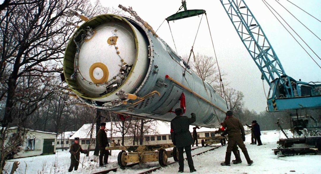 Військовослужбовці ЗС України готують до утилізації балістичну ракету SS-19 (УР-100Н) на базі в смт Вакуленчук Житомирської області, 24 грудня 1997 р.