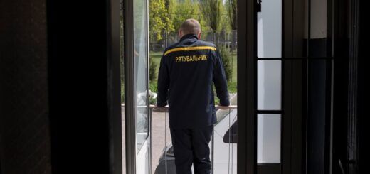 Рятувальник на ґанку однієї з пожежно-рятувальних частин в центрі Харкова, 12 квітня 2024 року. Суспільне Новини/Олександр Магула
