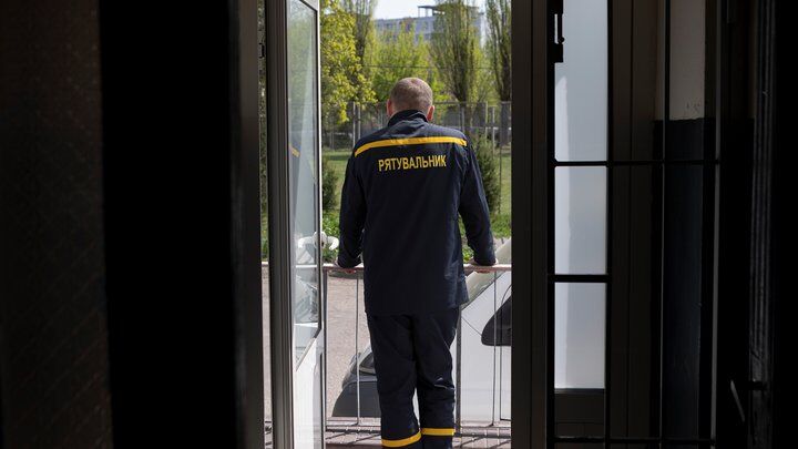 Рятувальник на ґанку однієї з пожежно-рятувальних частин в центрі Харкова, 12 квітня 2024 року. Суспільне Новини/Олександр Магула