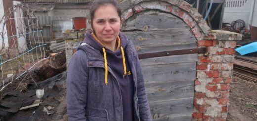 Наталія Яцюк біля погреба у своєму дворі. Фото Юлії Семенець