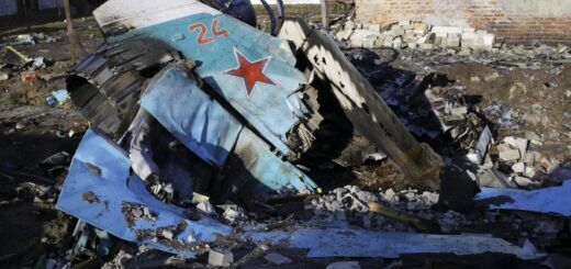 Уламки збитого російського бойового літака Су-34 у житловому районі Чернігова, 6 квітня 2022 року Фото:Stas Yurchenko (AP)
