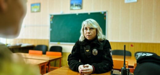 Проєкт “Офіцери безпеки”. Як працюють поліцейські в сумських школах. фото: Денис Кривопишин