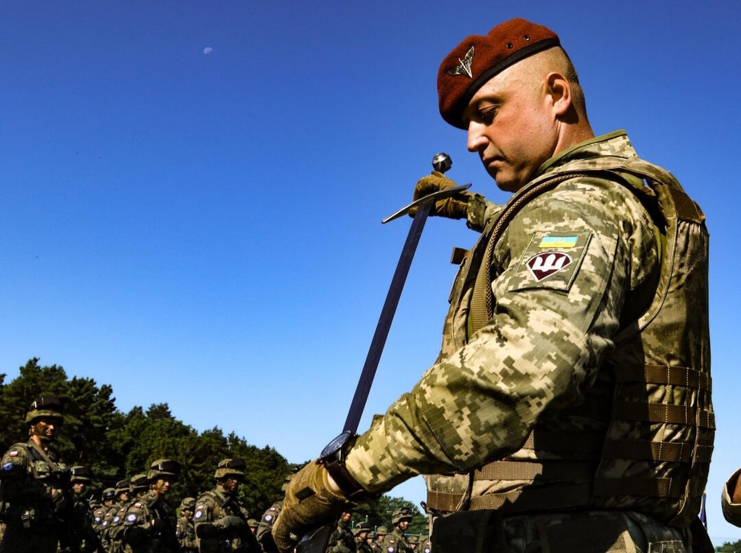 ДМИТРО БРАТІШКО НА ЧОЛІ ЛИТОВСЬКО-ПОЛЬСЬКО-УКРАЇНСЬКОЇ БРИГАДИ ПІД ЧАС НАВЧАНЬ "ТРИ МЕЧІ". ФОТО: АРМІЯ ІНФОРМ