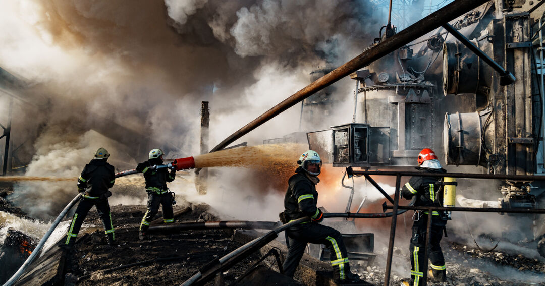 Вогнеборці 10 жовтня ліквідовують пожежу на одному зі столичних енергооб'єктів унаслідок російського ракетного удару. Фото Getty Images