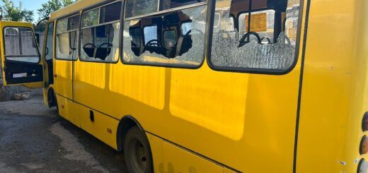 У Нікополі російські загарбники вдарили дроном в автобус з людьми