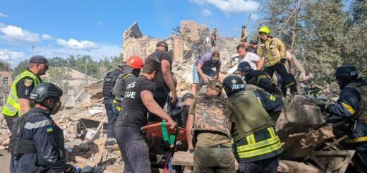 Раніше місцева влада повідомила, що російські війська поцілили у житловий сектор в Кривому Розі. За даними Сил оборони півдня, внаслідок влучання пошкоджена адміністративна будівля та житловий багатоквартирний будинок.