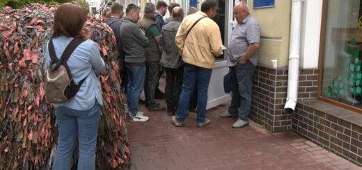 Черги під Хмельницьким міським центром комплектування, травень 2024, Хмельницький. Суспільне Хмельницький