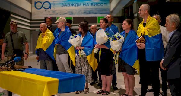 Нічого не сказали, на голову одягли мішок: як українців за обміном повертали з білоруських в'язниць