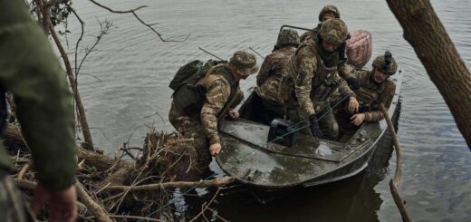 Морські піхотинці під час операції на березі Дніпра. Фото: Libkos