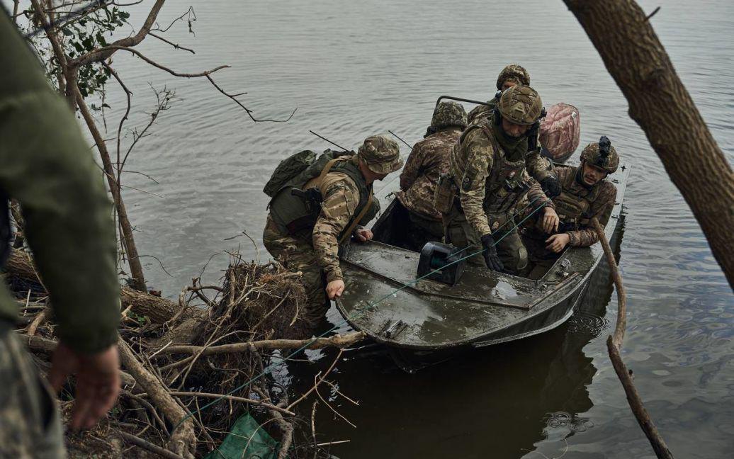 Морські піхотинці під час операції на березі Дніпра. Фото: Libkos