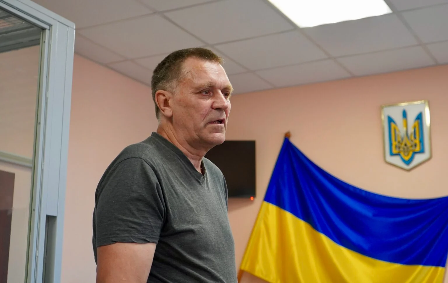 «Держать двері відкритими в мене вказівок не було». У справі про загибель біля укриття суд допитав сторожа Мошкіна