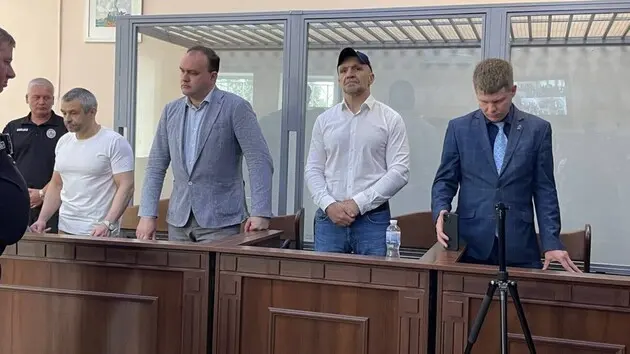 Обвинувачені у вбивстві активістки Катерини Гандзюк слухають вирок суду, 26 червня 2023 року © Суспільне мовлення