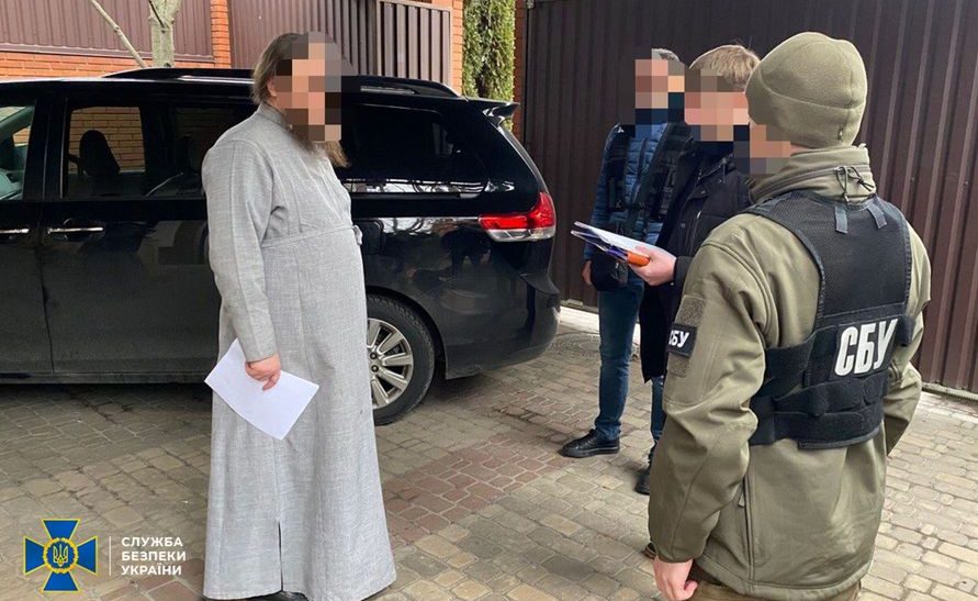 57 справ щодо війни, за якими варто стежити цього тижня: коригування вогню на літургії, розстріл окупантами цивільних, фото могил для росіян