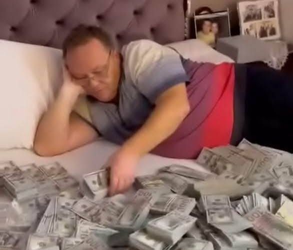 Хто лежав лежав у ліжку з 6 млн доларів ухилянтської готівки