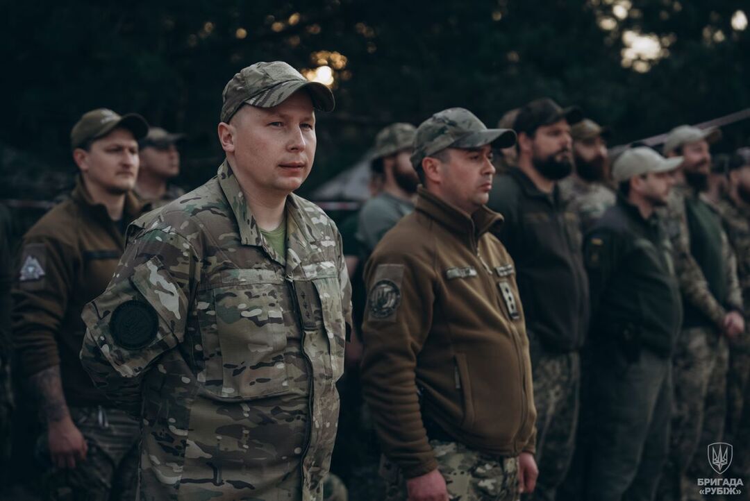 Артем Ілюхін із бійцями батальйону "Свобода" на традиційній Ватрі після ротації