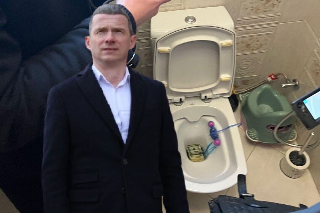 «Точно не було дороге». Історія депутата-хапуги з долларами в унітазі