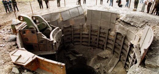 Журналісти стоять біля шахтної пускової установки, яку зруйнували згідно з Будапештським меморандумом, підписаним у 1994 році. Первомайськ, 29 вересня 1998 рік Фото:Efrem Lukatsky (AP)
