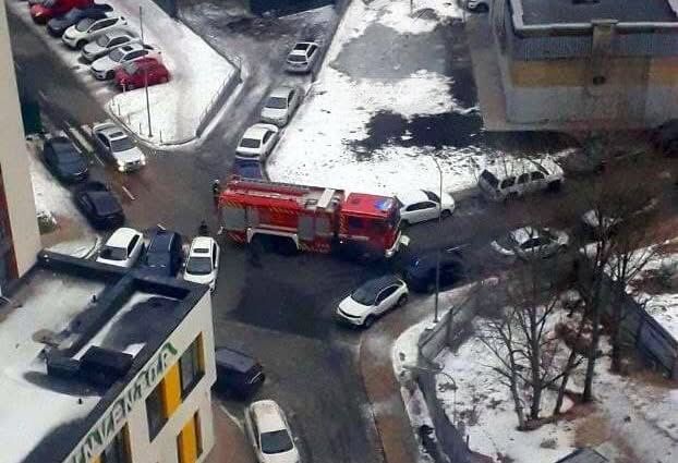 Чому пожежні машини не можуть потрапити в двори