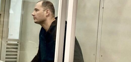 Володимир Назаренко, колишній працівник СБУ, у скляному боксі під час судового засідання над ним. Джерело: Watchers Media