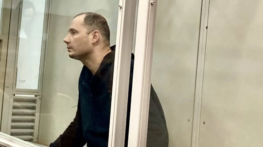 Володимир Назаренко, колишній працівник СБУ, у скляному боксі під час судового засідання над ним. Джерело: Watchers Media
