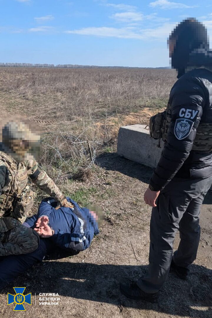 Служба безпеки затримала на прикордонні Сумщини ще двох ворожих поплічників. Один із них – громадянин рф, який проживає в Україні та нещодавно отримав завдання шпигувати за Силами оборони. За матеріалами справи, зловмисник готував прорив російських диверсійно-розвідувальних груп на територію Сумщини. Відповідно до ворожого задуму рашисти сподівалися проникнути до північно-східного регіону України з боку Брянської області рф. Щоб спланувати маршрут руху ворожих ДРГ в «обхід» позицій Сил оборони, росіянин мав виявити локації українських військ на прикордонні Шосткинського району. Для виконання цього завдання пособник загарбників залучив свого спільника, 60-річного місцевого безробітного, який очікував на захоплення регіону. Задокументовано, як під виглядом поїздок на риболовлю фігуранти об’їжджали прикордонну місцевість та приховано фіксували військові об’єкти. Під час розвідвилазок зловмисники також намагалися виявити місця ворожих «прильотів» та передати локації вогневого ураження до фсб. Служба безпеки задокументувала злочини фігурантів і затримала їх на блокпосту, який вони намагались перетнути після проведення дорозвідки біля пункту базування Сил оборони. На місці події у затриманих вилучено мобільні телефони, які вони використовували для збору розвідданих та комунікації з фсб. Слідчі Служби безпеки повідомили їм про підозру. Зловмисники перебувають під вартою. Їм загрожує до 12 років тюрми. Комплексні заходи проводили співробітники СБУ в Сумській області за процесуального керівництва обласної прокуратури.