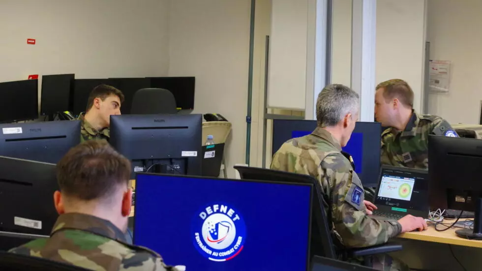Учасники навчань Defnet-2025 на базі у Ренні. © YS / RFI