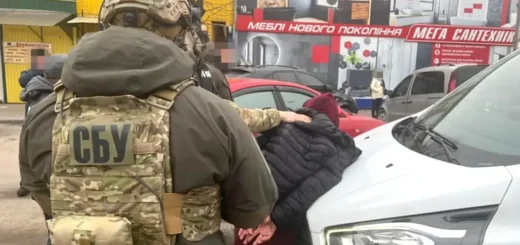 Головне зображення: затримання Руслана Добродєєва, якого звинувачують у вербовці людей до ПВК “Вагнер”. Джерело: СБУ