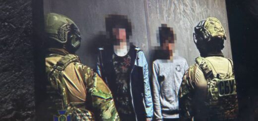 Двоє завербованих у наркошопі рівненських підлітків під час затримання. Стоп-кадр із розслідування Суспільного "У чаті з ворогом". СБУ