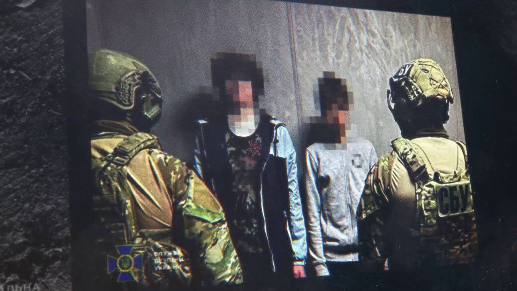 Двоє завербованих у наркошопі рівненських підлітків під час затримання. Стоп-кадр із розслідування Суспільного "У чаті з ворогом". СБУ
