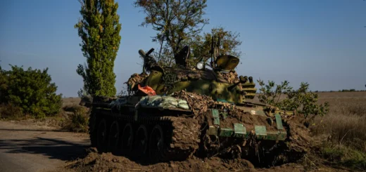 Покинутий російський танк Т-62 на південь від села Нововоронцовка, Херсонська область, Україна, 7 жовтня 2022 року. Фото: Dimitar Dilkoff / AFP / Scanpix / LETA