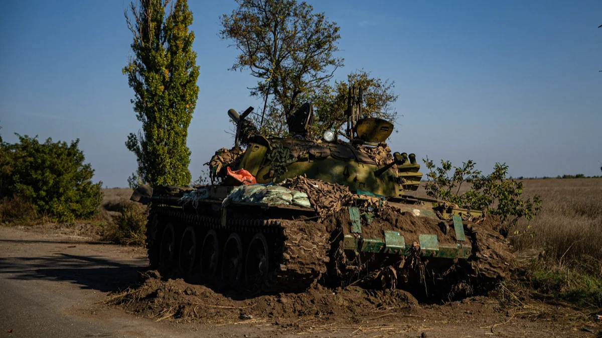 Покинутий російський танк Т-62 на південь від села Нововоронцовка, Херсонська область, Україна, 7 жовтня 2022 року. Фото: Dimitar Dilkoff / AFP / Scanpix / LETA