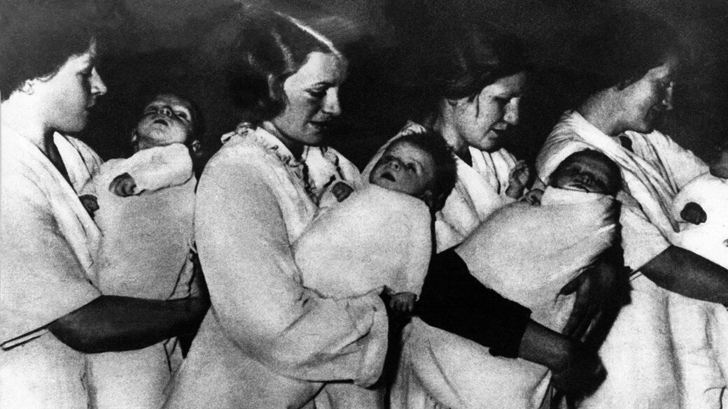 Німецькі жінки доглядають за дітьми (відібраних нібито за "арійською чистотою") в одному з так званих будинків материнства для незаміжніх німкень Lebensborn. Часи Другої світової війни. Getty Images/Keystone-France