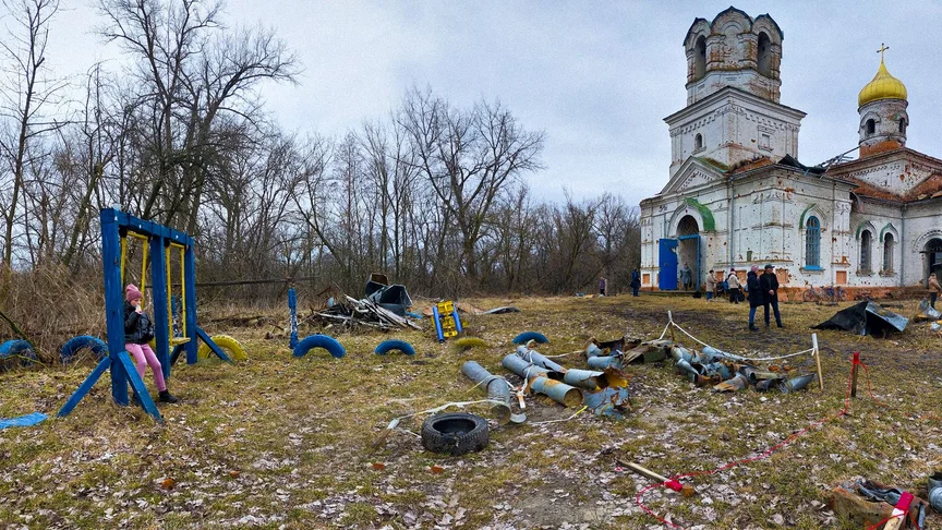 Дитячий майданчик і залишки «Ураганів» у дворі зруйнованої Вознесенської церкви початку ХХ століття в Лукашівці, Чернігівщина Наталія Найдюк