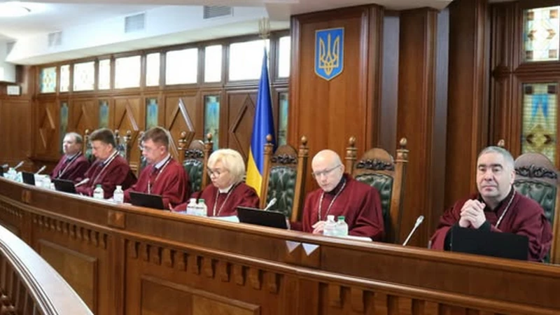 Хто і чому паралізує роботу Конституційного суду України