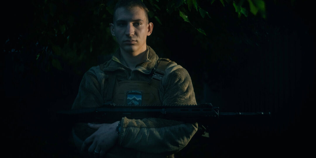 Максим «Коршун», військовослужбовець з його зброєю 10 ОГШБр «Едельвейс», Донецька область, Україна, 14 жовтня 2025 року. Фаль Маргарита / Frontliner