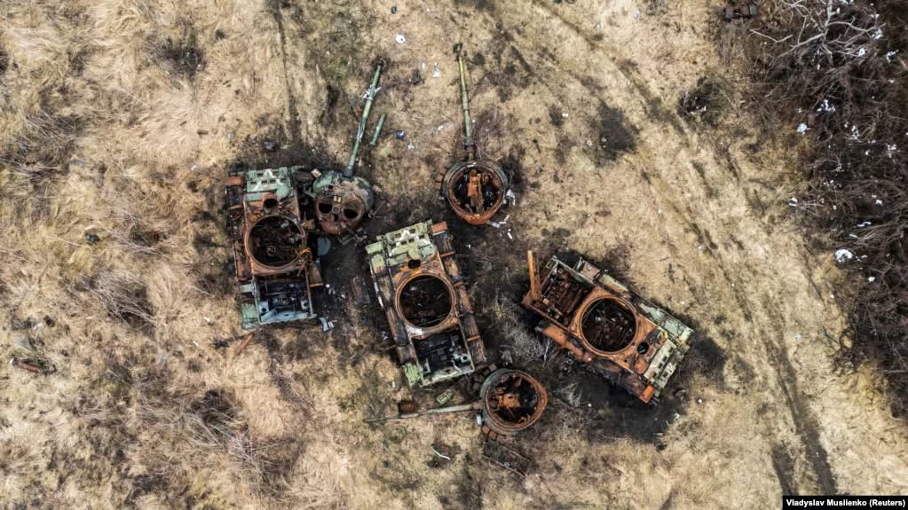 Знищені російські танки поблизу Богородичного на Донеччині, лютий 2024 року