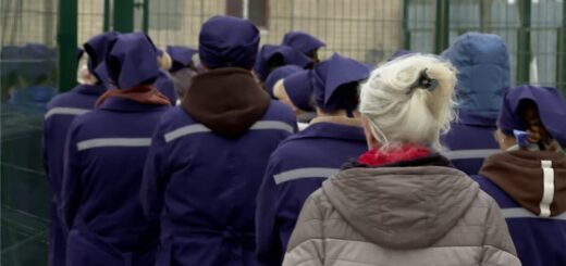 Жінки шикуються на обід в колонії на сході України