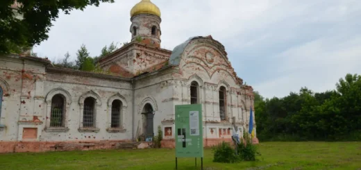 Вознесенська церква початку XX століття у Лукашівці у Чернігівській області після окупації. Фото Наталії Найдюк