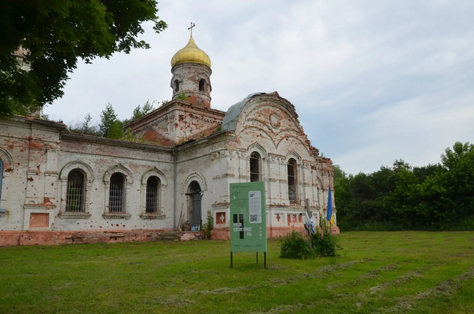 Вознесенська церква початку XX століття у Лукашівці у Чернігівській області після окупації. Фото Наталії Найдюк
