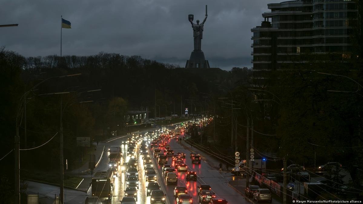 Блекаут у Києві. На бульварі Миколи Міхновського світяться тільки фари автомобілів