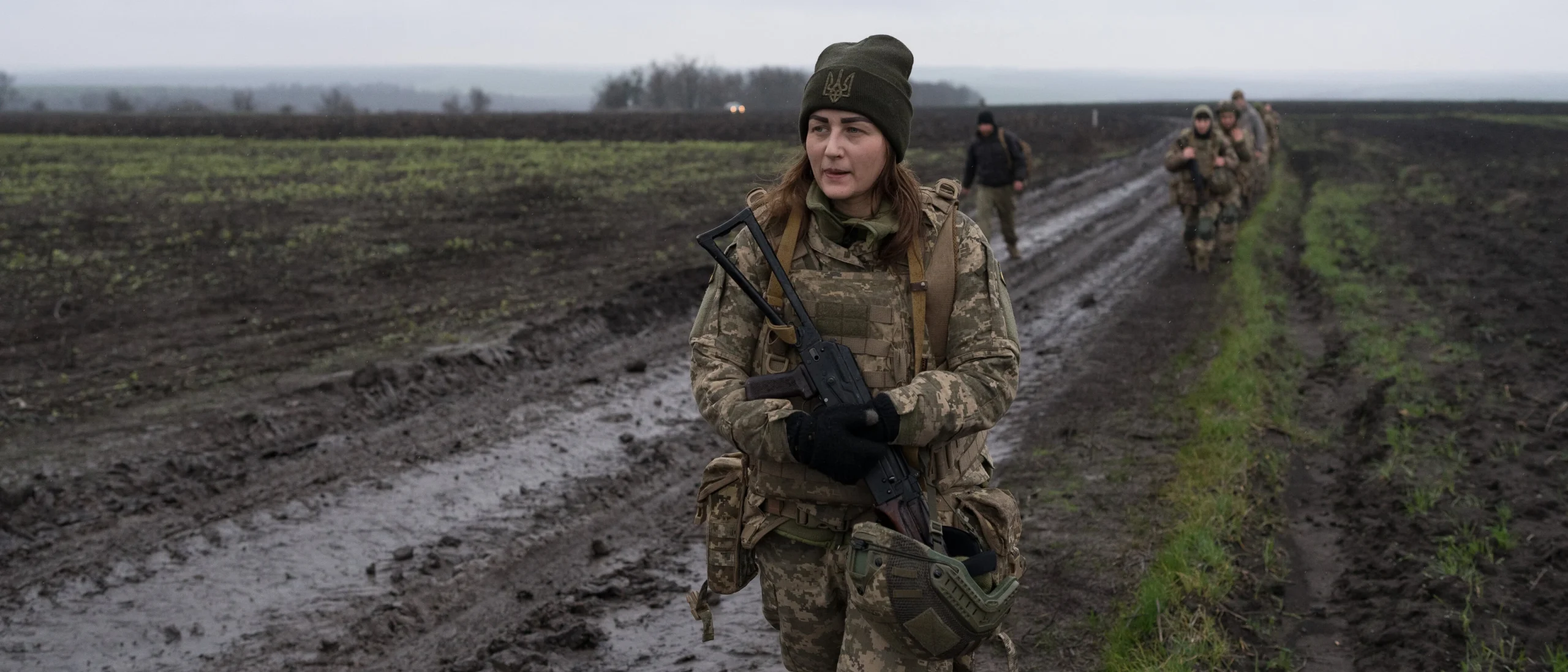 Анна на псевдо «Х» та інші колишні ув’язнені жінки йдуть на полігон, Донецька область, 2 грудня 2025 року. Надія Карпова / Frontliner